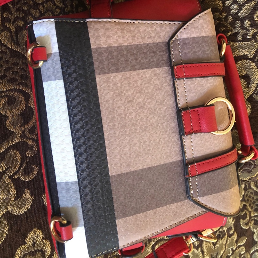 Cute bag for all gender. 😍😍easy to carry around.